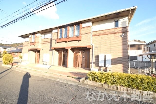 物件外観写真1　(外観は落ち着いています)