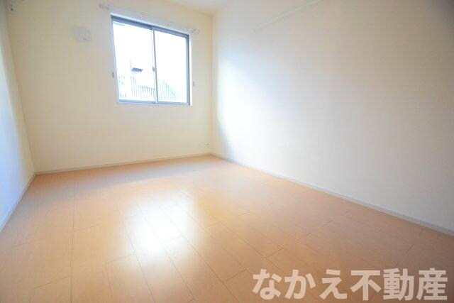 物件内観写真4　(広くて明るい寝室)