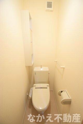 物件内観写真8　(ゆったりとした空間のトイレです)