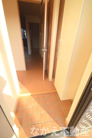 物件内観写真10　(シンプルで使いやすい玄関です)
