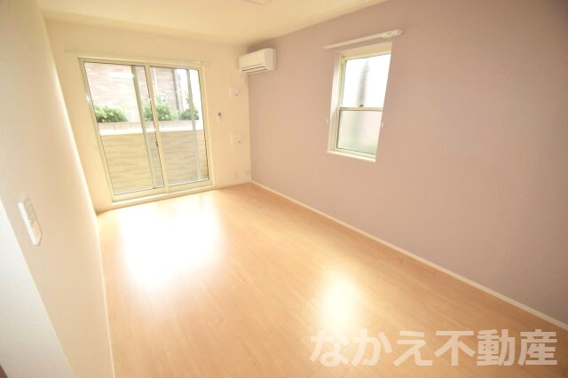 物件内観写真13　(こちらのリビングで趣味の時間をお楽しみください)