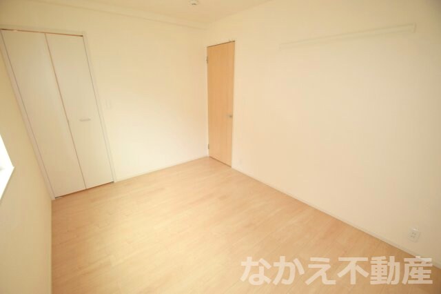 物件内観写真14　(落ち着いた色調の寝室です)