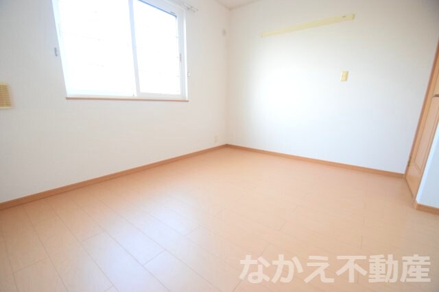 物件内観写真14　(開放的な寝室です)