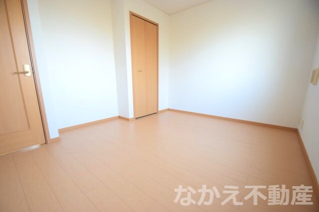 物件内観写真15　(広くて明るい寝室)