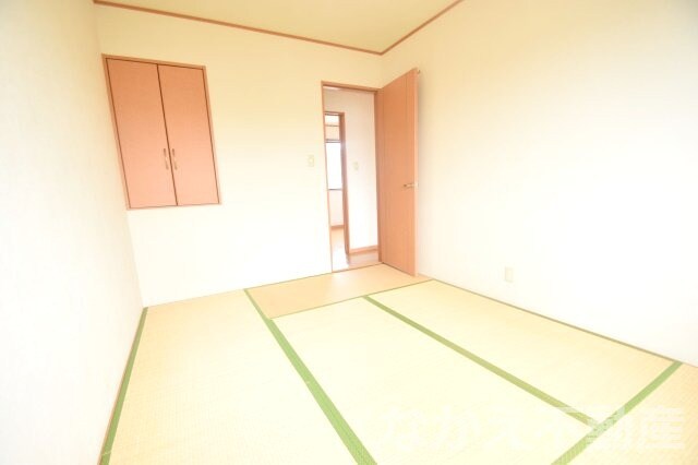 物件内観写真11　(落ち着いた色調の寝室です)