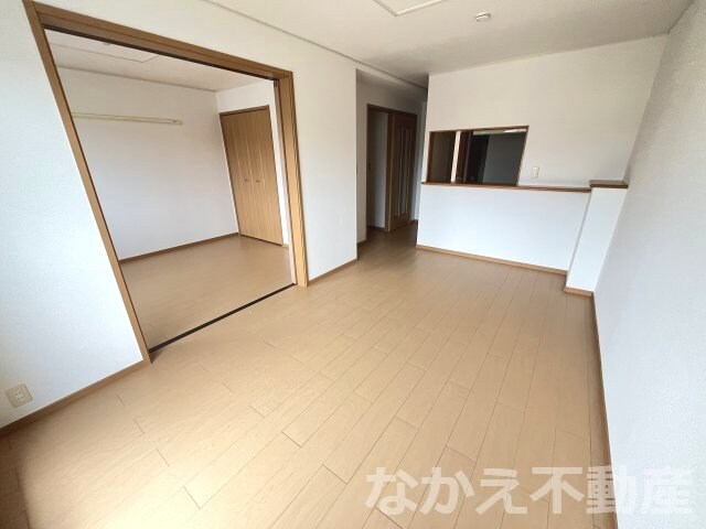 物件内観写真2　(こちらの居間で趣味の時間をお楽しみください)