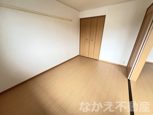 物件内観写真4　(落ち着いた色調の寝室です)