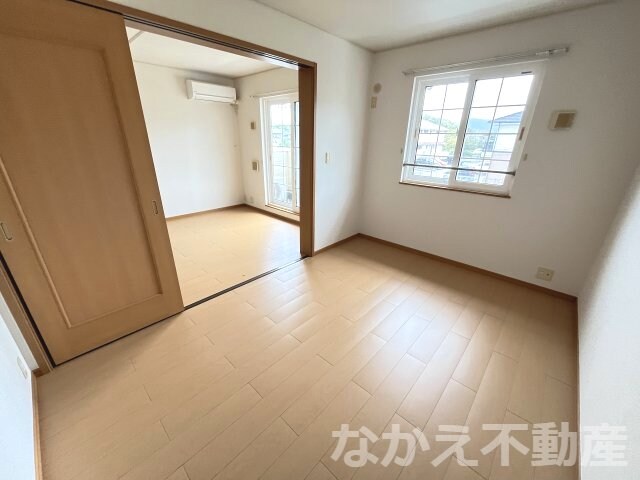 物件内観写真5　(落ち着いた色調の寝室です)