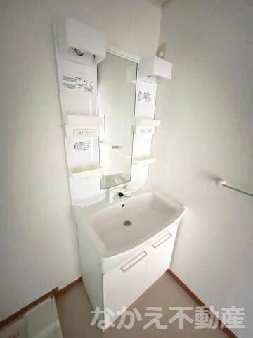 物件内観写真9　(広い洗面スペース)