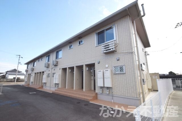 物件外観写真1　(外観もきれいです)