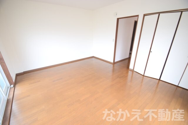 物件内観写真3　(開放的な寝室です)