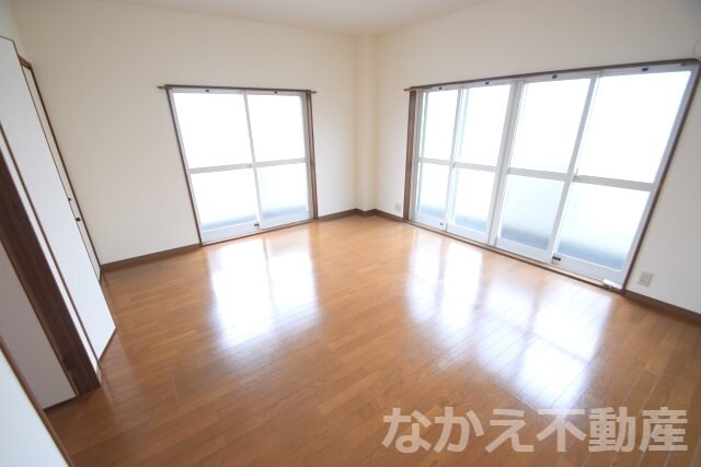 物件内観写真5　(落ち着いた色調の寝室です)