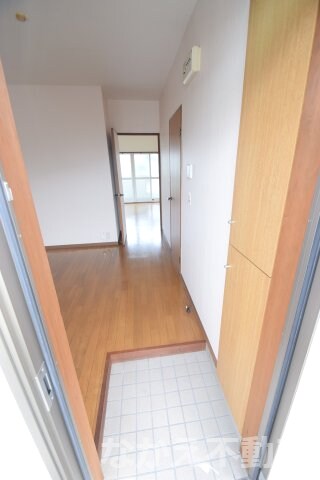 物件内観写真12　(明るい玄関です)