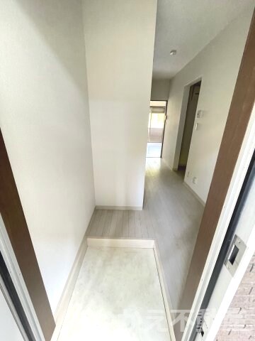 物件内観写真11　(ゆったりとした玄関です)