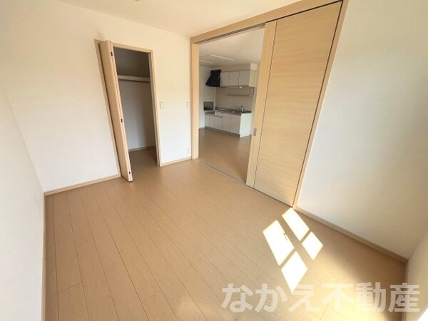 寝室(広くて明るい寝室)