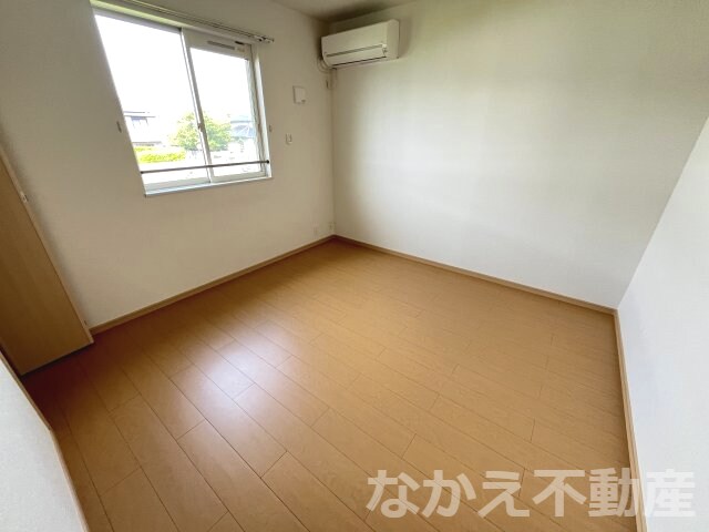 物件内観写真14　(広くて明るい寝室)