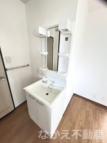 物件内観写真8　(広い洗面スペース)