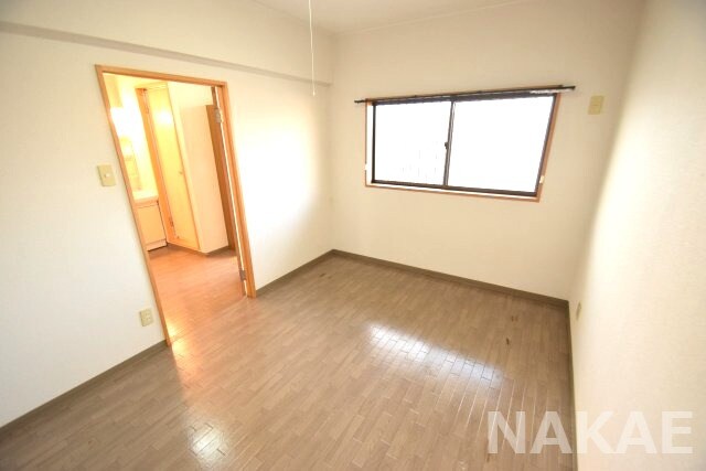 物件内観写真4　(落ち着いた色調の寝室です)