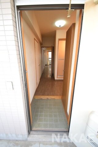 物件内観写真5　(明るい玄関です)