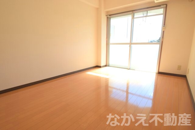 物件内観写真4　(広くて明るい寝室)