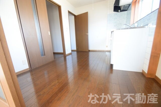 物件内観写真2　(ゆったりとした居間です)