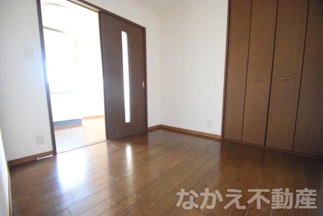 物件内観写真4　(落ち着いた色調の寝室です)