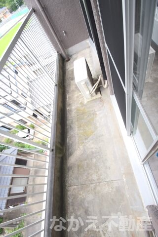 物件内観写真10　(開放的で明るい空間を演出してくれるバルコニーです)