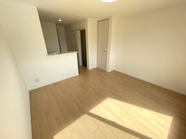 物件内観写真2　(ゆったり過ごせるリビングです)