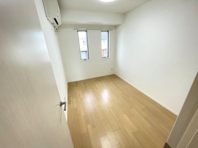 物件内観写真5　(広くて明るい寝室)