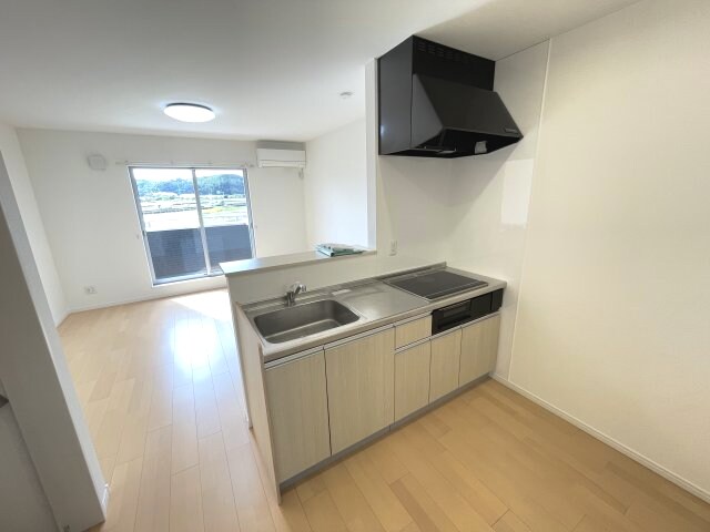 物件内観写真6　(コンパクトなキッチンで掃除もラクラク)