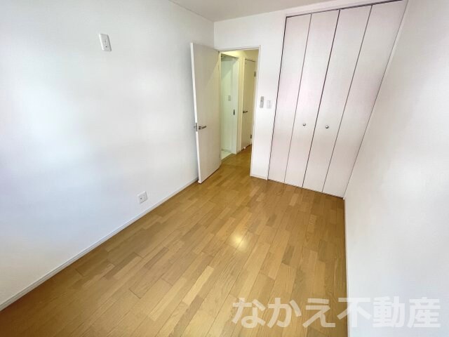 物件内観写真5　(落ち着いた色調の寝室です)