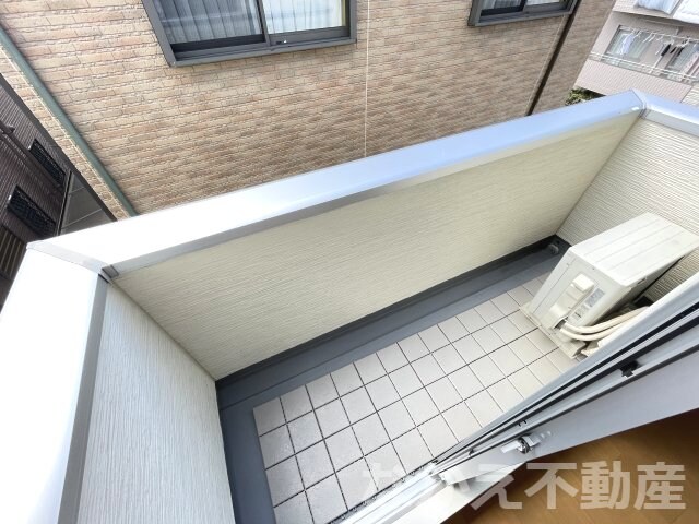 物件内観写真11　(開放的で明るい空間を演出してくれるバルコニーです)