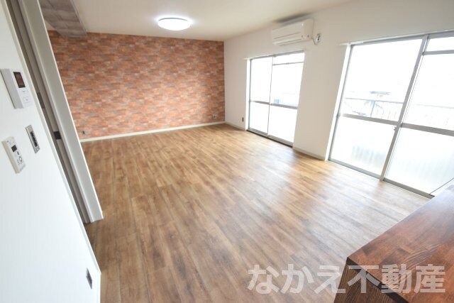 物件内観写真3　(ゆったりとしたリビングです)