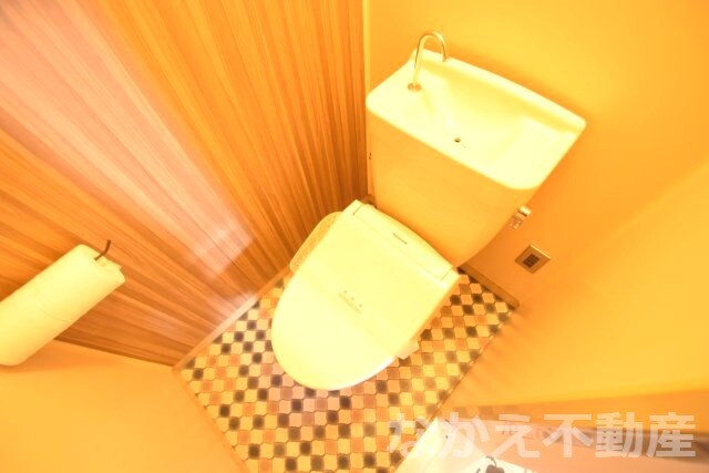 物件内観写真7　(落ち着いた色調のトイレです)