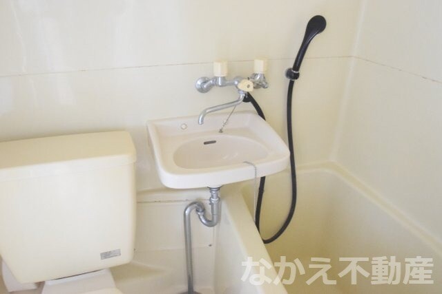 物件内観写真9　(広い洗面スペース)