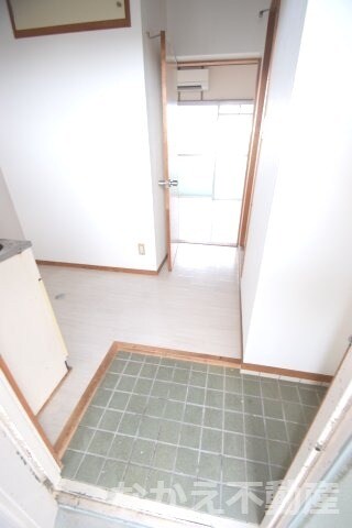 物件内観写真10　(収納もある玄関です)