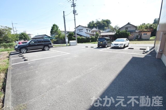 物件外観写真2　(駐車場があるので、車を買う予定の方も安心です)