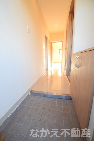 物件内観写真9　(明るい玄関です)