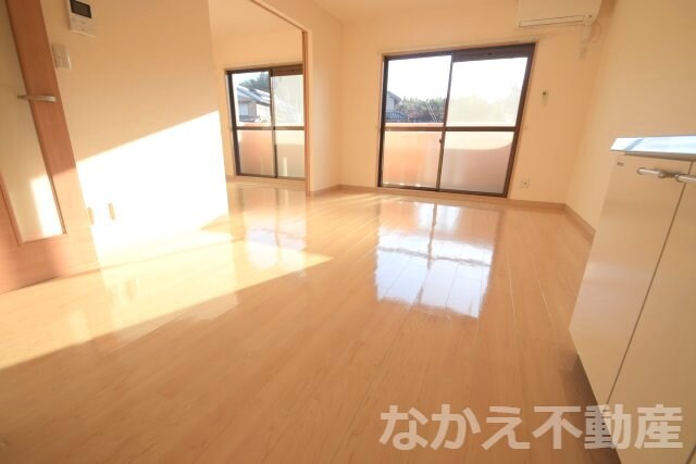 物件内観写真15　(広くて明るい寝室)