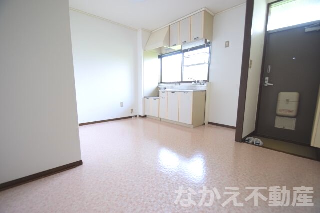 物件内観写真2　(こちらの居間で趣味の時間をお楽しみください)