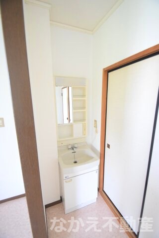 物件内観写真7　(広い洗面スペース)