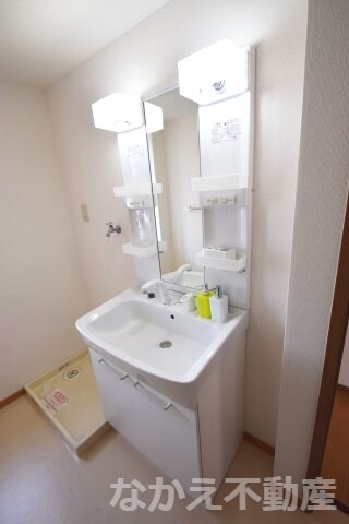 物件内観写真7　(ゆったりとスペースのある洗面所)