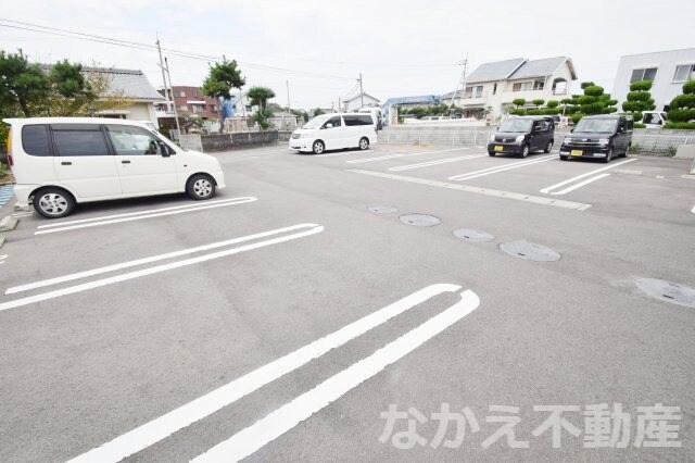 物件外観写真3　(駐車場完備です)