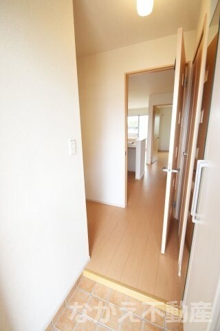 物件内観写真11　(明るい玄関です)