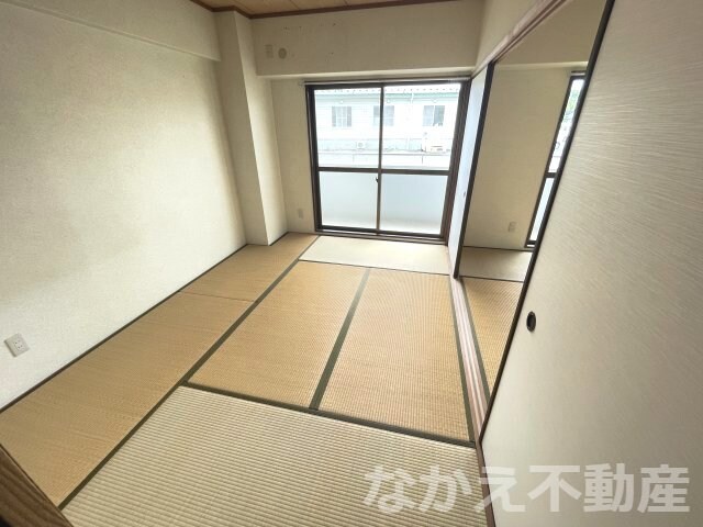 物件内観写真9　(広くて明るい寝室)