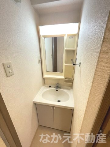 物件内観写真10　(ゆったりとスペースのある洗面所)