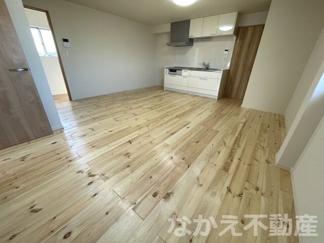 物件内観写真3　(こちらのリビングで趣味の時間をお楽しみください)