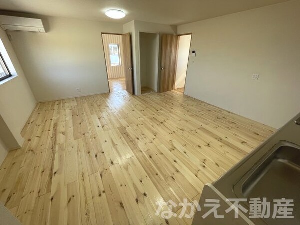 居室(こちらの居間で趣味の時間をお楽しみください)