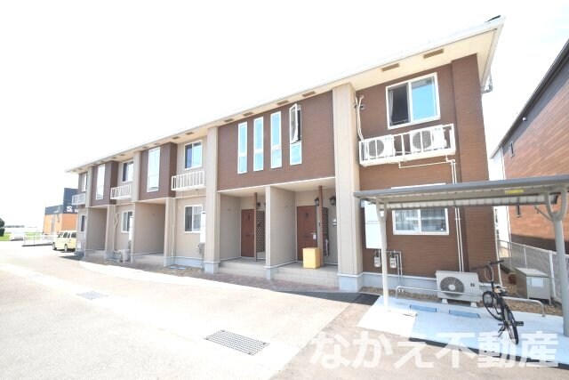 物件外観写真1　(外観は落ち着いています)