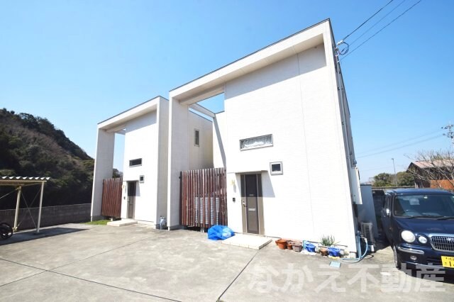 物件外観写真2　(落ち着いた雰囲気の外観です)